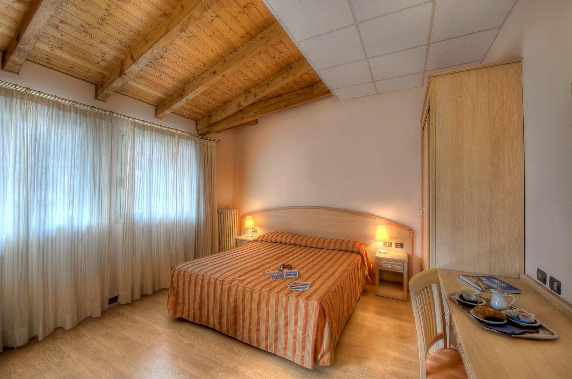 Hotel Residence Dei Fiori Baveno Exteriör bild